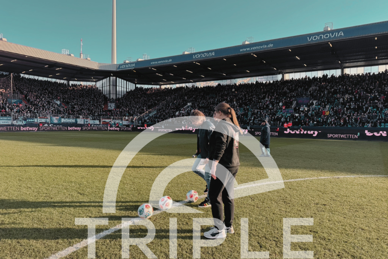 Anstoß bei Triple S – Kolleg:innen von Triple S auf dem Spielfeld beim Heimspiel des VfL Bochum
