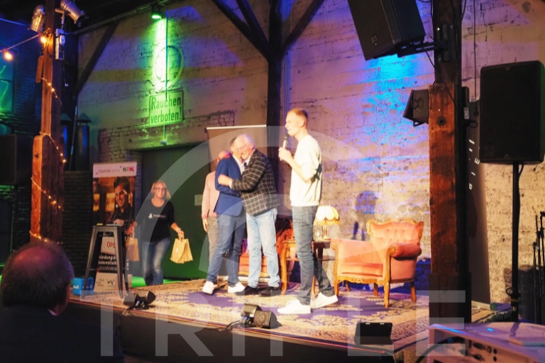 Alfons Bromkamp erzählt auf der Fuck Up Night Neuss von seinem Wendepunkt und Scheitern als Chance.