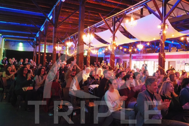 Publikum hört Alfons Bromkamp auf der Fuck Up Night Neuss aufmerksam zu – ehrlicher Moment des Lernens