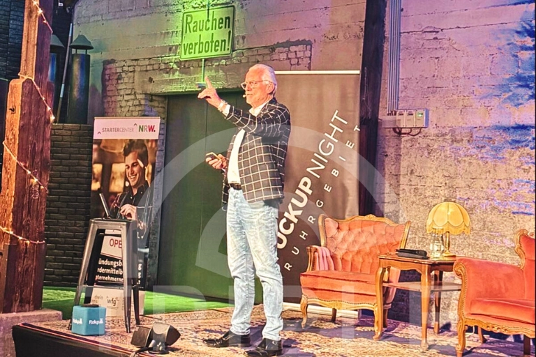 Alfons Bromkamp spricht auf der Fuck Up Night Neuss über Scheitern als Chance und Mut im Business.